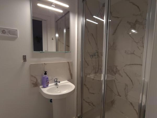 Hostal Vara Madrid : photo 7 de la chambre chambre double avec salle de bains privative