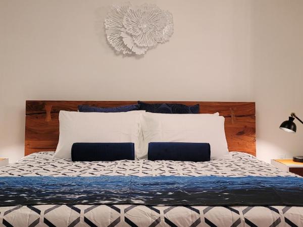 Strand Ocean Drive Suites : photo 5 de la chambre suite lit king-size avec balcon - dernier Étage - vue partielle sur océan - logement a505