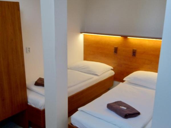 Beta Pension : photo 2 de la chambre chambre quadruple avec salle de bains