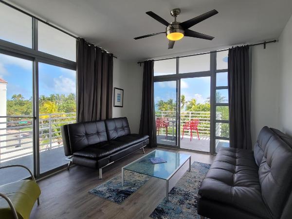 Strand Ocean Drive Suites : photo 3 de la chambre one-bedroom king suite direct ocean view and balcony - unit c402