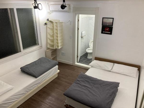 Itaewon Yellow Guesthouse : photo 8 de la chambre chambre triple avec salle de bains privative