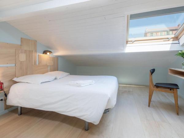 La Mansarde du Port FAMILLY HOME : photo 1 de la chambre petite chambre double avec salle de bains commune