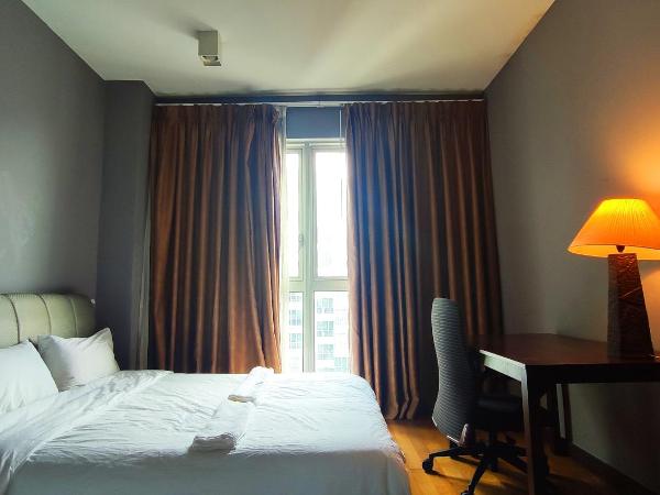 Penthouse on 34 - The Highest Unit and Best Views in Regalia & Private Rooftop Terrace : photo 1 de la chambre chambre double avec lit d'appoint