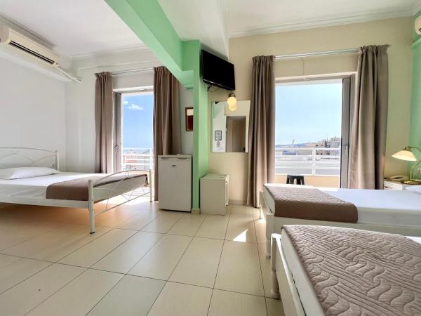 Archontiki City Hotel : photo 2 de la chambre chambre triple avec balcon