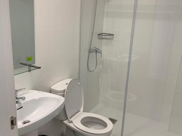 Bilbao Central Rooms : photo 8 de la chambre chambre quadruple avec salle de bains privative