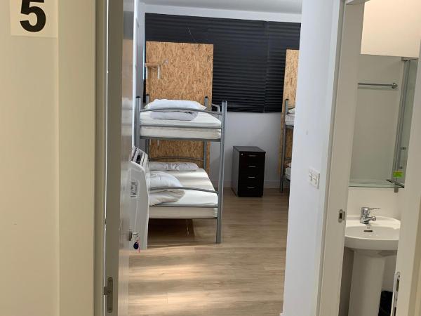 Bilbao Central Rooms : photo 6 de la chambre chambre quadruple avec salle de bains privative