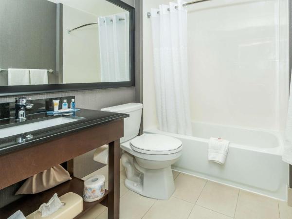 Comfort Inn West : photo 3 de la chambre hébergement 2 lits queen-size - non-fumeurs - rez-de-chaussée - animaux domestiques admis