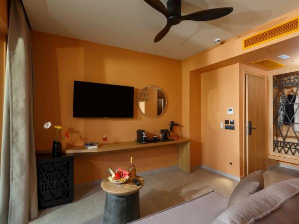 Palmera Beach Hotel & Spa - Adults Only : photo 10 de la chambre suite romantique deluxe avec jacuzzi