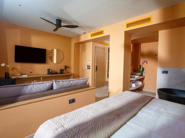 Palmera Beach Hotel & Spa - Adults Only : photo 9 de la chambre suite romantique deluxe avec jacuzzi