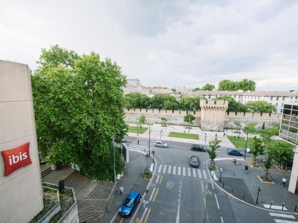 ibis Avignon Centre Gare : photo 9 de la chambre chambre double standard avec vue sur la vieille ville