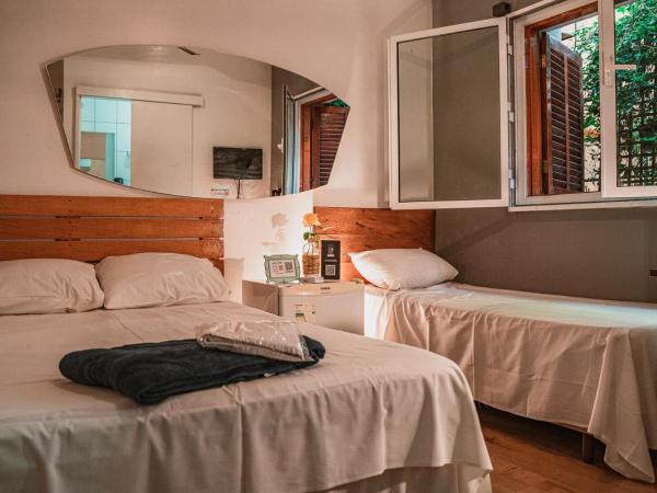 Garoa Hostel : photo 2 de la chambre chambre triple avec salle de bains privative