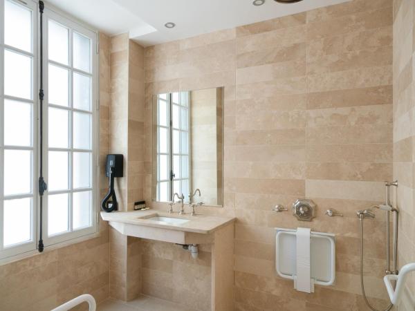 Hotel Saint-Louis en L'Isle - Notre-Dame : photo 2 de la chambre chambre double supérieure pour personnes à mobilité réduite