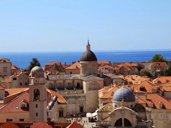 Hostel Angelina Old Town : photo 6 de la chambre chambre triple avec salle de bains commune