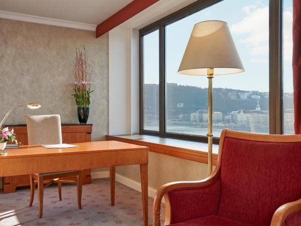 InterContinental Budapest, an IHG Hotel : photo 10 de la chambre grande suite château avec lit king-size - vue sur fleuve