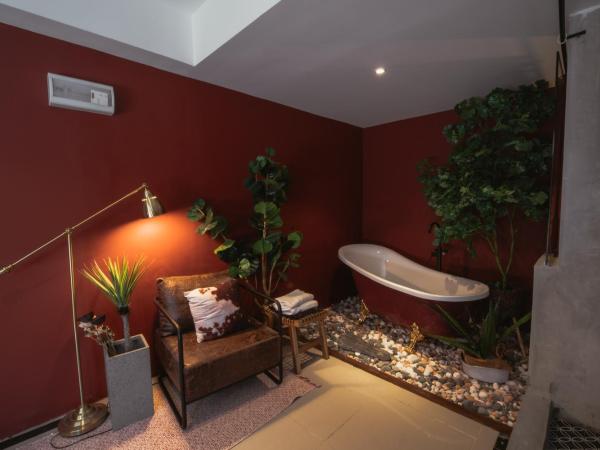 Very Hotel : photo 3 de la chambre designer suite with bathtub - scarlett