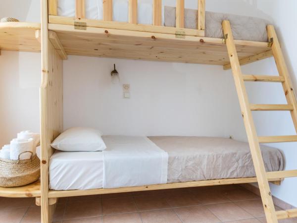 Aqua Naxos Apartments & Suites : photo 5 de la chambre chambre familiale