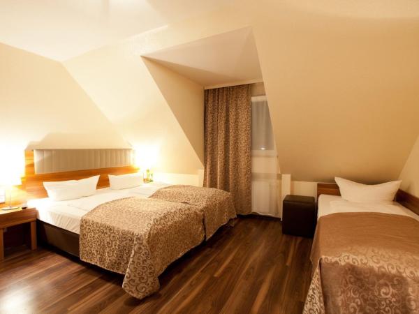 Hotel Frankfurt Messe : photo 1 de la chambre chambre triple avec salle de bains privative