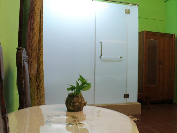 Vintage House : photo 7 de la chambre chambre lit king-size de luxe avec douche