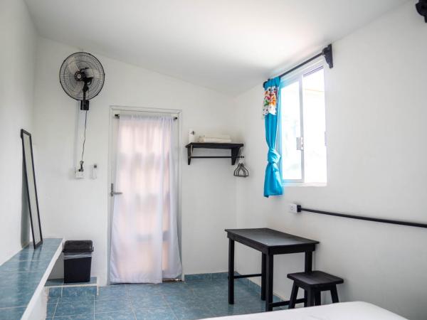 Hostel Oryx Tulum : photo 4 de la chambre chambre triple basique avec salle de bains commune