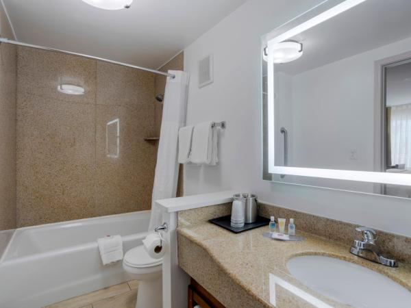 Comfort Inn Downtown Nashville - Music City Center : photo 9 de la chambre chambre lit king-size pour personnes à mobilité réduite avec douche accessible en fauteuil roulant - non-fumeurs