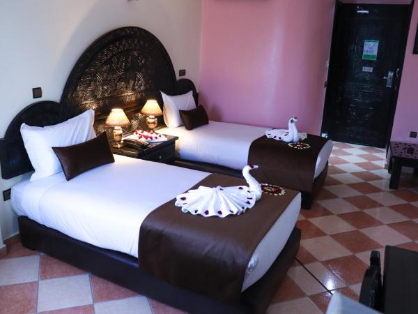 Hôtel Riad Salam Agadir : photo 2 de la chambre chambre lits jumeaux avec salle de bains