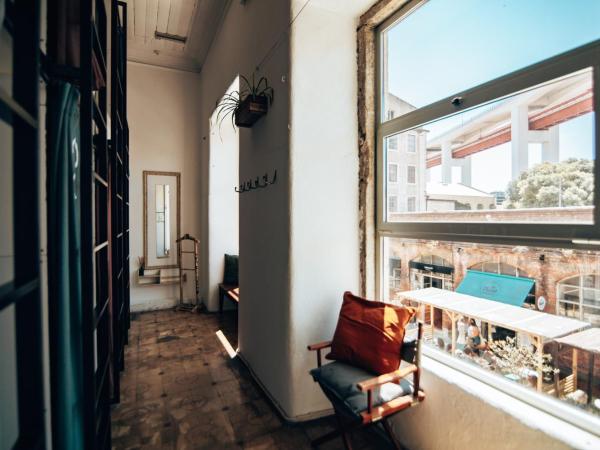 LX Hostel : photo 3 de la chambre lit simple dans dortoir de 10 lits