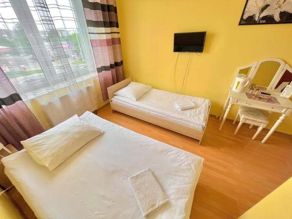 Hostel DV Morski - z prywatnymi łazienkami : photo 1 de la chambre chambre double avec salle de bains privative