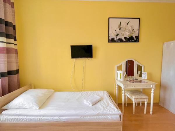 Hostel DV Morski - z prywatnymi łazienkami : photo 3 de la chambre chambre double avec salle de bains privative
