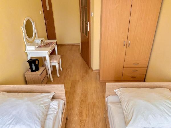 Hostel DV Morski - z prywatnymi łazienkami : photo 9 de la chambre chambre double avec salle de bains privative