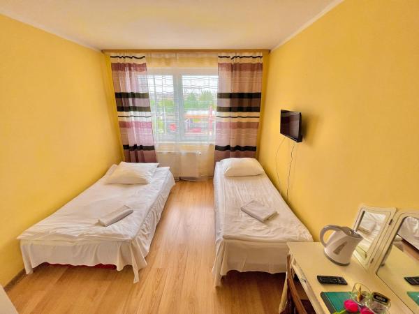 Hostel DV Morski - z prywatnymi łazienkami : photo 6 de la chambre chambre double avec salle de bains privative