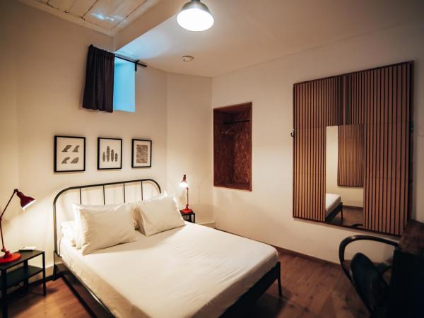 LX Hostel : photo 1 de la chambre chambre double avec salle de bains commune