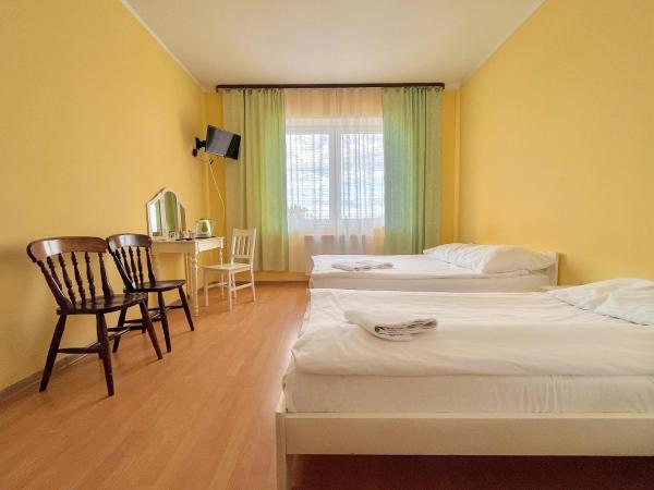 Hostel DV Morski - z prywatnymi łazienkami : photo 5 de la chambre chambre triple avec salle de bains