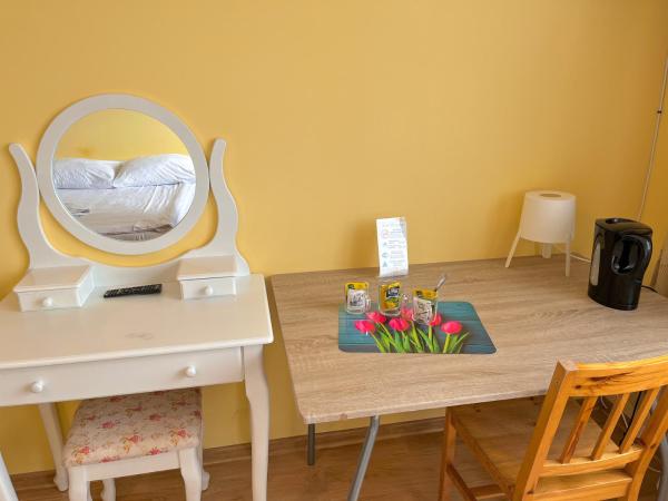 Hostel DV Morski - z prywatnymi łazienkami : photo 4 de la chambre chambre triple avec salle de bains
