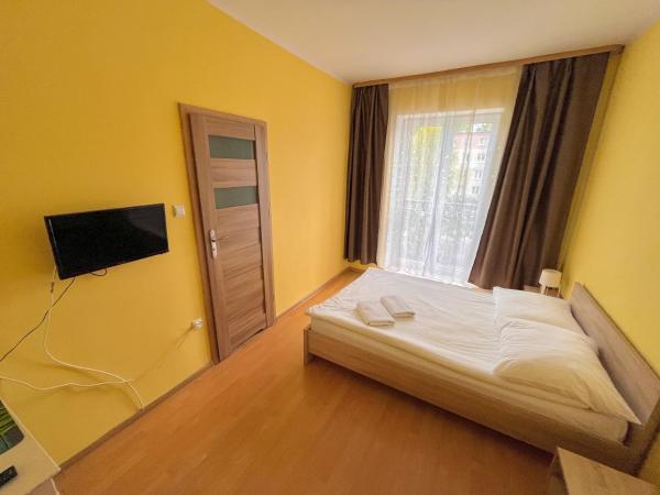 Hostel DV Morski - z prywatnymi łazienkami : photo 10 de la chambre chambre double avec salle de bains privative