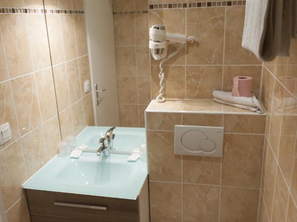 Hôtel Vendôme : photo 2 de la chambre chambre double confort climatisée