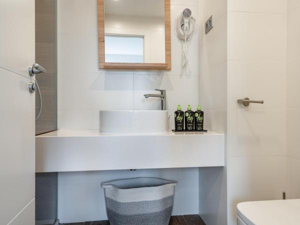 limehome Barcelona Carrer de Fontcoberta - Digital Access : photo 9 de la chambre chambre lits jumeaux