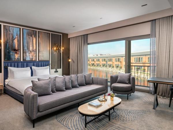 Crowne Plaza - Istanbul Tuzla Viaport Marina, an IHG Hotel : photo 1 de la chambre suite lit king-size - non-fumeurs - vue sur mer