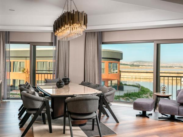 Crowne Plaza - Istanbul Tuzla Viaport Marina, an IHG Hotel : photo 3 de la chambre suite lit king-size - non-fumeurs - vue sur mer