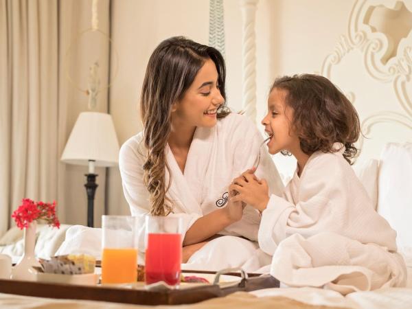 Fairmont Jaipur : photo 3 de la chambre deluxe room twin- (non smoking) 02 pint of beer per room per stay, 20% off on spa,f&b and laundry, evening rituals shaam-e-khaas, happy hours ( buy 1 get 1) at anjum bar on selected beverages.