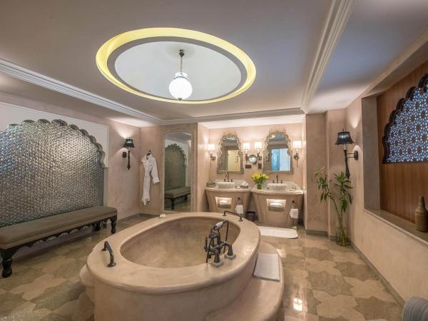 Fairmont Jaipur : photo 3 de la chambre fairmont suite cocktail hours at club lounge, butler on call,complimentary 2 pint of beer per room per stay, 20% off on spa,f&b and laundry, evening rituals shaam-e-khaas, happy hours ( buy 1 get 1) at anjum bar on selected beverages.