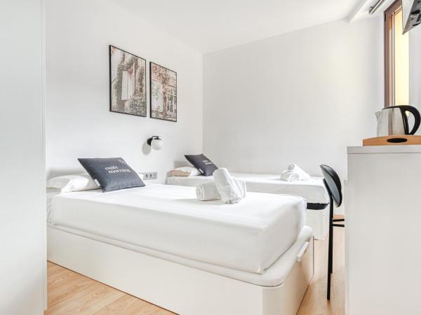 limehome Barcelona Carrer de Fontcoberta - Digital Access : photo 5 de la chambre chambre lits jumeaux Économique