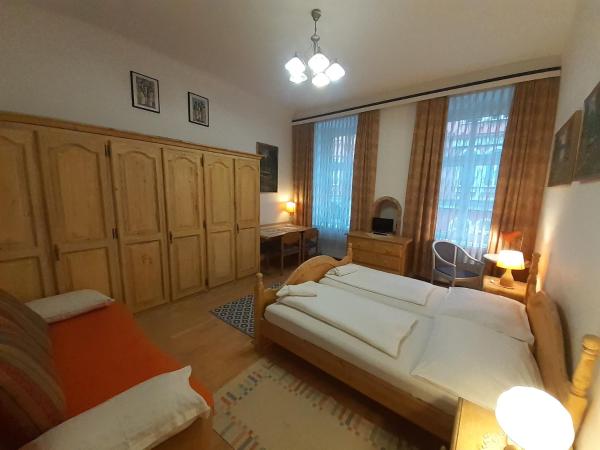 HappyHostel : photo 3 de la chambre chambre triple avec salle de bains commune