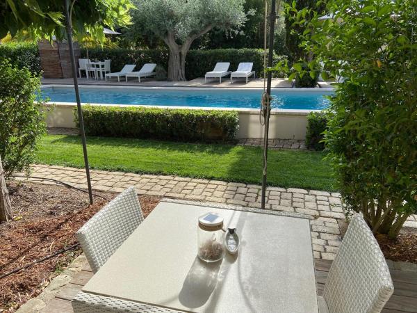 Villa La Begude : photo 2 de la chambre chambre double avec balcon 1 - vue sur piscine - 24 m²