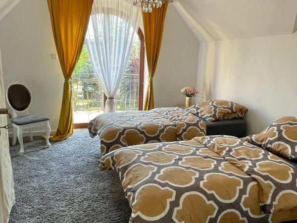 Hostel Wilanów : photo 1 de la chambre chambre double ou lits jumeaux avec balcon