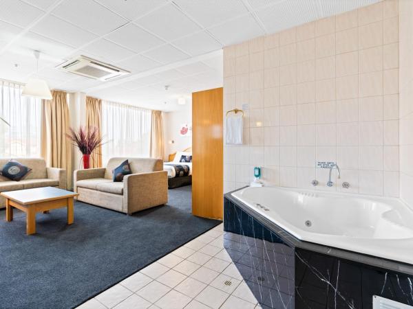 Adelaide International Motel : photo 2 de la chambre suite spa 