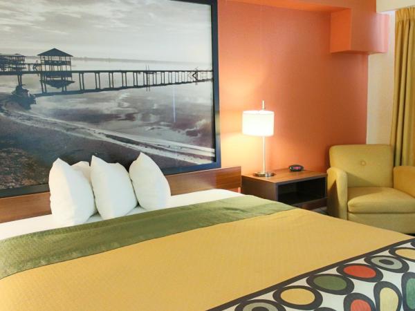 Super 8 by Wyndham Orlando International Drive : photo 3 de la chambre chambre lit king-size avec douche accessible en fauteuil roulant - adaptée aux personnes malentendantes/à mobilité réduite - non-fumeurs