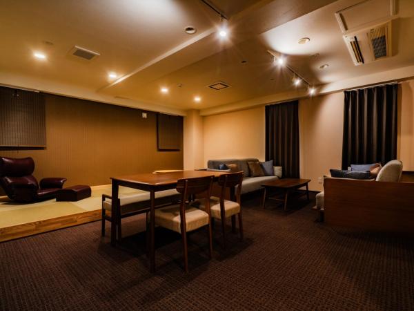 Randor Residence Susukino Suites : photo 2 de la chambre suite lit king-size avec baignoire spa