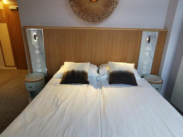 Hotel Zhong Hua : photo 2 de la chambre chambre double deluxe avec balcon - vue sur mer