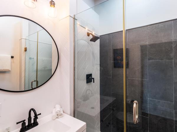 Saint Philip Residence : photo 8 de la chambre suite lit king-size avec balcon