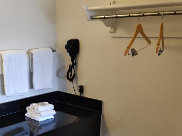 Red Roof Inn Houston - Jersey Village : photo 2 de la chambre chambre lit king-size supérieure - non-fumeurs